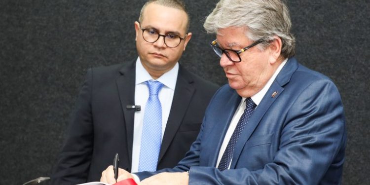 João Azevêdo empossa novo procurador-geral do Estado