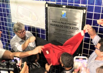 João Azevêdo entrega e inspeciona obras de educação, esporte, estrada e saúde que somam mais de R$ 43 milhões