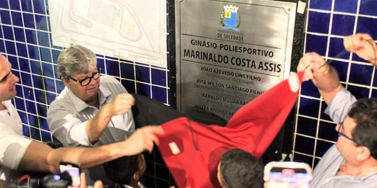 João Azevêdo entrega e inspeciona obras de educação, esporte, estrada e saúde que somam mais de R$ 43 milhões