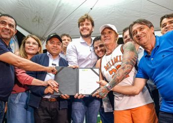 Prefeitura de Campina Grande assina ordens de serviço para construção de praças no Centenário, Cinza e Conjunto Ronaldo Cunha Lima