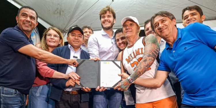 Prefeitura de Campina Grande assina ordens de serviço para construção de praças no Centenário, Cinza e Conjunto Ronaldo Cunha Lima
