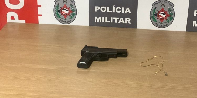 Polícia Militar prende dois suspeitos de roubo na orla de João Pessoa