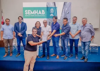 Cícero autoriza construção de cinco novos residenciais e entrega benefícios de programas habitacionais