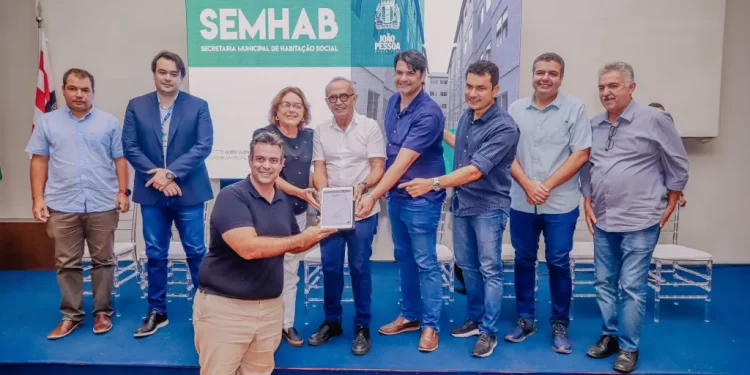 Cícero autoriza construção de cinco novos residenciais e entrega benefícios de programas habitacionais