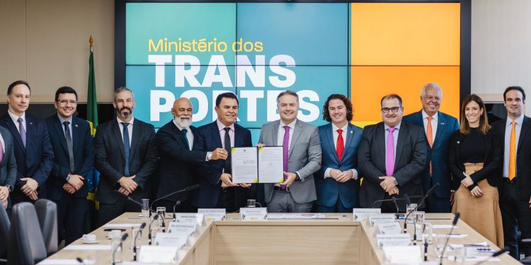 Veneziano participa de assinatura de acordo que dá início à implantação do VLT em Campina Grande
