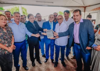 Cícero Lucena assina termo de incorporação da Comunidade Aratu ao patrimônio da União