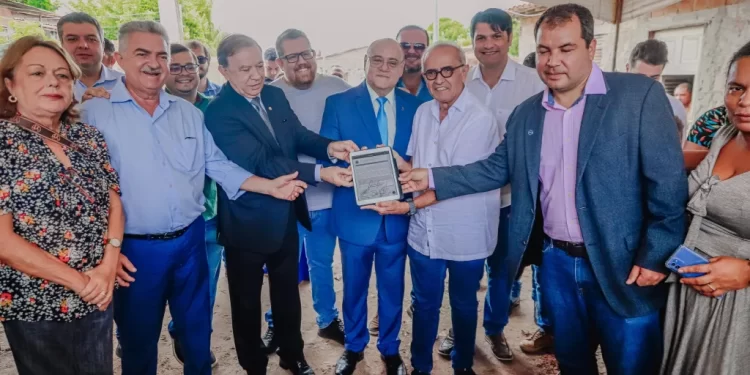 Cícero Lucena assina termo de incorporação da Comunidade Aratu ao patrimônio da União