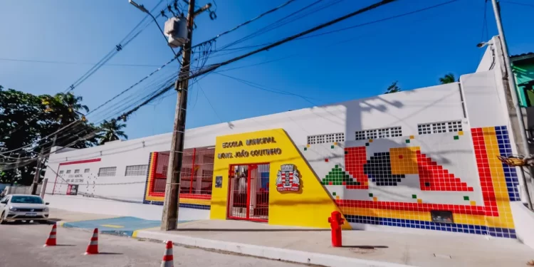Cícero entrega Escola Monsenhor João Coutinho, a 37ª unidade de ensino reconstruída pela gestão