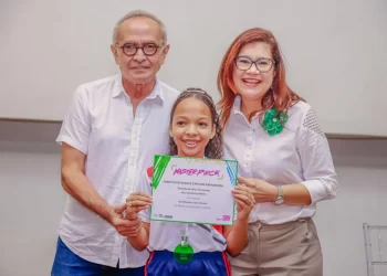 Cícero entrega certificados aos alunos classificados para etapa nacional de robótica e celebra reconhecimento do ensino municipal