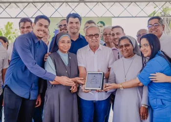 Prefeito assina termo para beneficiar instituições de longa permanência e entrega calçadas padronizadas no Bairro dos Estados