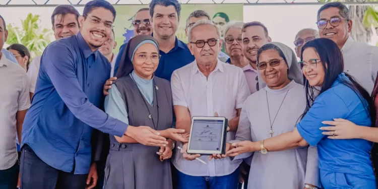 Prefeito assina termo para beneficiar instituições de longa permanência e entrega calçadas padronizadas no Bairro dos Estados