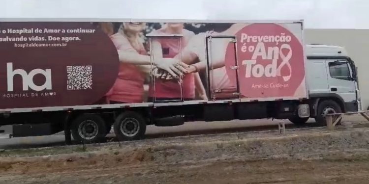 Veneziano registra chegada das carretas com equipamentos para instalação do Hospital de Amor em Campina Grande: “momento histórico”