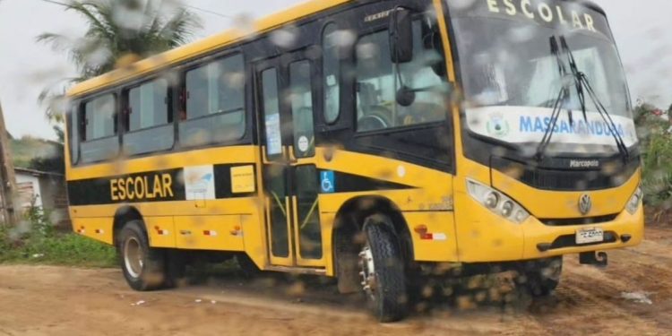 Moradores de Massaranduba denunciam ônibus sucateados e contratação de frota sem licitação