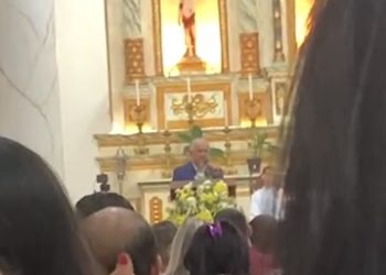 VÍDEO: População de Araruna denuncia uso político de celebração religiosa pelo prefeito: “Virou um comício dentro da igreja”