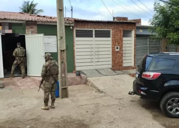 Operação da Polícia Federal cumpre mandados contra o tráfico de drogas no Sertão