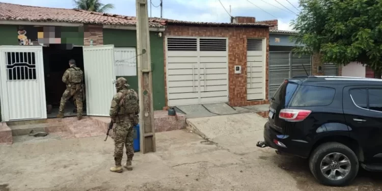 Operação da Polícia Federal cumpre mandados contra o tráfico de drogas no Sertão
