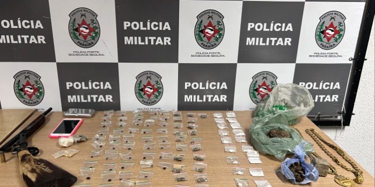 PM prende 5 foragidos, apreende armas e mais de 1100 porções de entorpecentes em operação na Grande JP