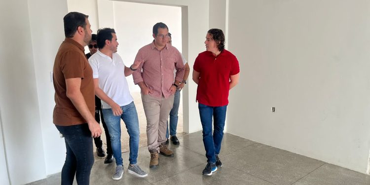Veneziano inspeciona adequações em prédio para funcionamento do Hospital de Amor de Campina Grande, que estão avançadas