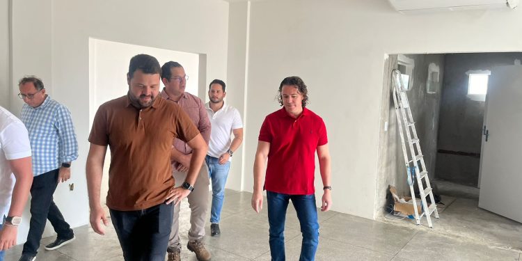 Veneziano inspeciona adequações em prédio para funcionamento do Hospital de Amor de Campina Grande, que estão avançadas