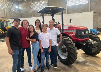 Veneziano entrega máquinas agrícolas para beneficiar mais de 200 famílias de agricultores em Umbuzeiro