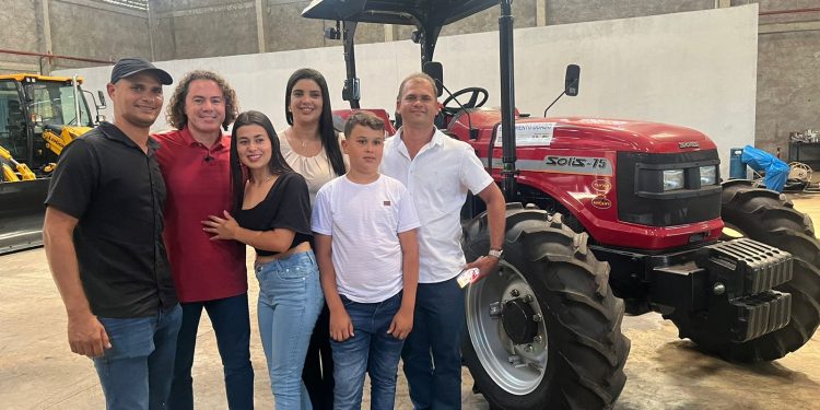 Veneziano entrega máquinas agrícolas para beneficiar mais de 200 famílias de agricultores em Umbuzeiro