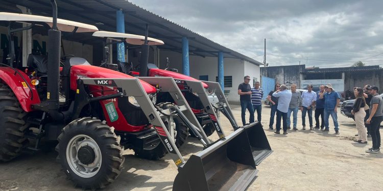 Campina Grande recebe dois dos dez tratores que tem R$ 4 milhões investidos por indicações de Veneziano