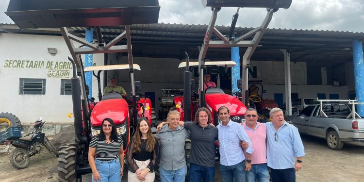 Campina Grande recebe dois dos dez tratores que tem R$ 4 milhões investidos por indicações de Veneziano
