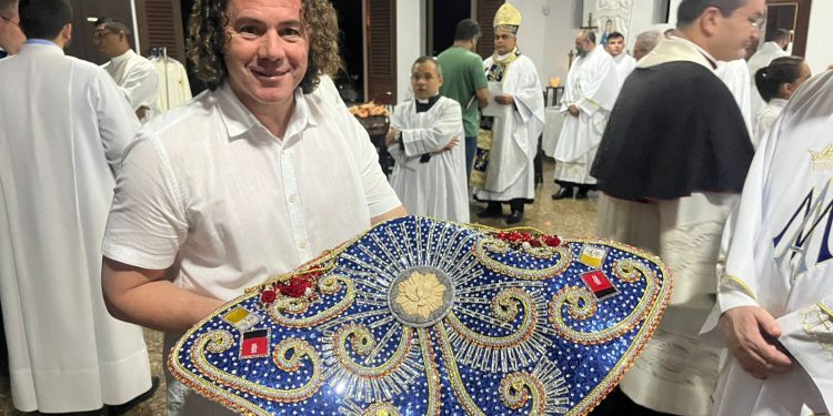 Veneziano conduz Manto de Nossa Senhora em celebração da Festa das Neves e confirma R$ 3 milhões para Santuário do Padre Ibiapina