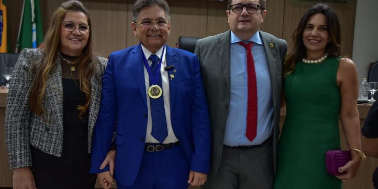 Adriano Galdino recebe Medalha de Honra ao Mérito da Câmara de Sousa