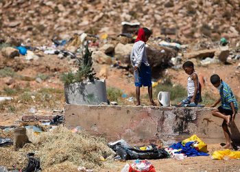 Afogados em dívidas, países pobres asfixiam investimentos sociais para pagar credores