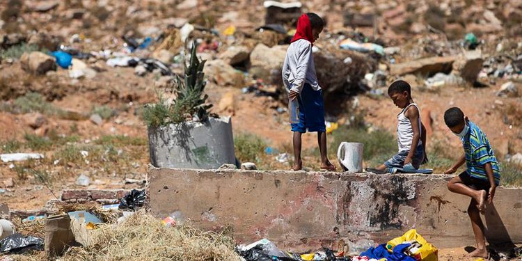 Afogados em dívidas, países pobres asfixiam investimentos sociais para pagar credores