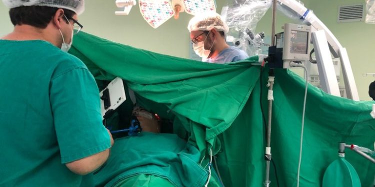 Hospital Metropolitano realiza primeira cirurgia para retirada de tumor cerebral na região da linguagem com paciente acordado