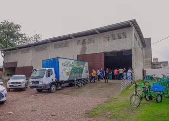 Cícero  entrega novo galpão sustentável no Jardim Cidade Universitária e nove recicletas para a coleta seletiva