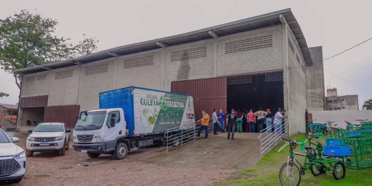 Cícero entrega novo galpão sustentável no Jardim Cidade Universitária e nove recicletas para a coleta seletiva