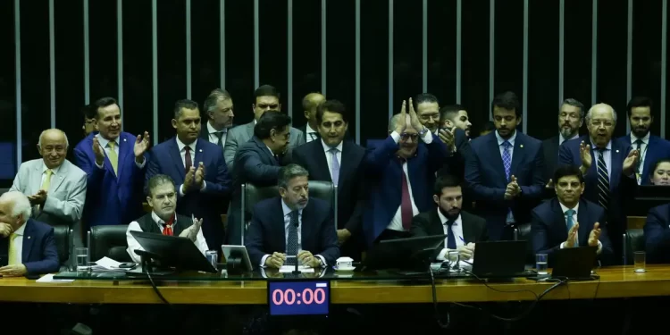 Câmara aprova texto-base da reforma tributária com trava no IVA