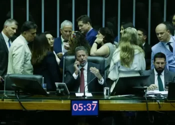Câmara aprova PEC que perdoa multas e cotas raciais de partidos