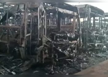 Cinco ônibus ficam totalmente destruídos após incêndio em garagem de empresa