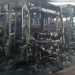 Cinco ônibus ficam totalmente destruídos após incêndio em garagem de empresa