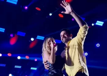 VEJA: Prefeito do Sertão paraibano surpreende ao dançar com cantora no palco e vídeo viraliza
