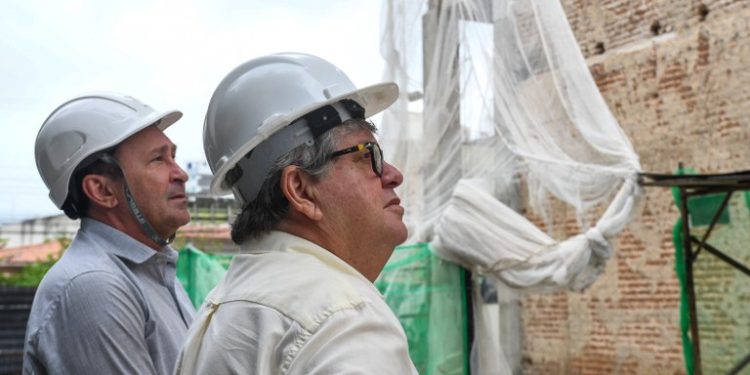 João Azevêdo inspeciona obras de mobilidade urbana, cultura e reforma de prédios públicos em João Pessoa