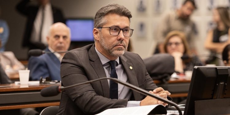 Projeto de Leonardo Gadelha garante isenção de tarifa de pedágios para veículos elétricos