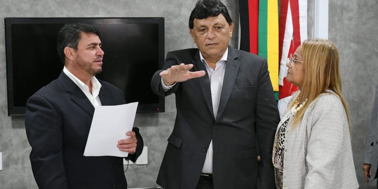 Mangueira toma posse em vaga deixada por vereadora na CMJP