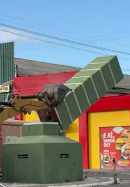 Prefeitura de Santa Luzia causa revolta ao derrubar Monumento da Praça do Relógio