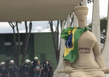 PGR denuncia mulher que escreveu ‘Perdeu, mané’ em estátua no STF