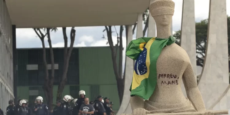 PGR denuncia mulher que escreveu ‘Perdeu, mané’ em estátua no STF