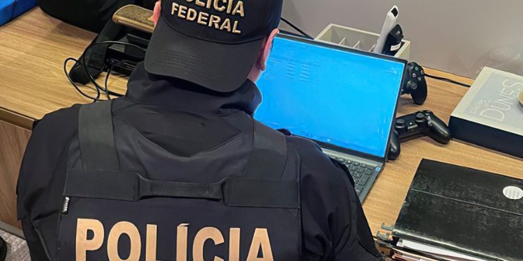 Operação investiga fraude no Ministério da Saúde por adulteração do cartão de vacina de Bolsonaro