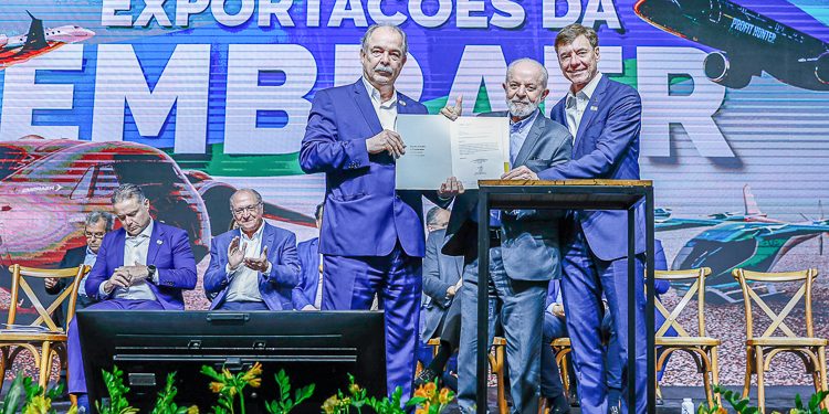 Com R$ 4,5 bi em investimentos, Lula impulsiona exportações da Embraer