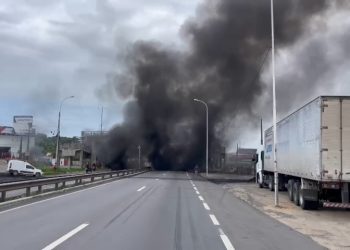 Protesto contra morte de jovens interdita BR-101 nos dois sentidos, em João Pessoa