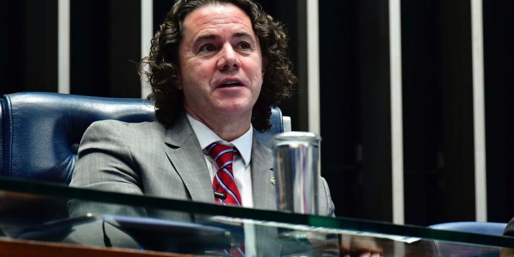 Por unanimidade, Senado aprova projeto de Veneziano que amplia recursos para hospitais universitários