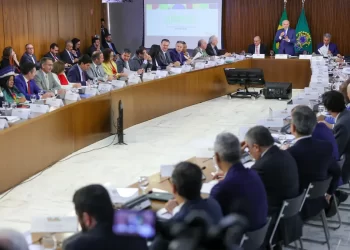 Lula orienta ministros a não criarem novos programas